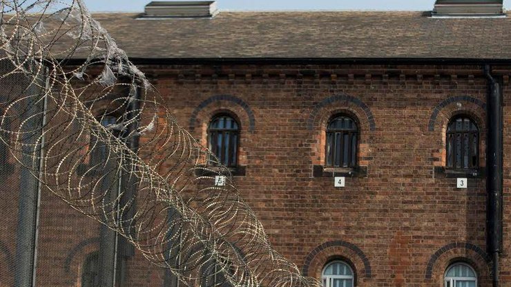 В Великобритании сотни заключенных устроили бунт в тюрьме 