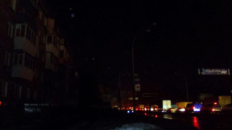 Отключение света: в Киеве жители Оболони и Святошино остались без электричества