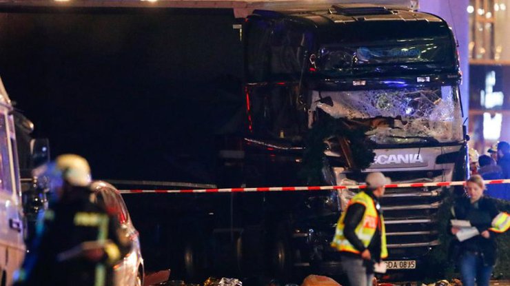 Полиция Берлина считает въезд грузовика в толпу терактом 