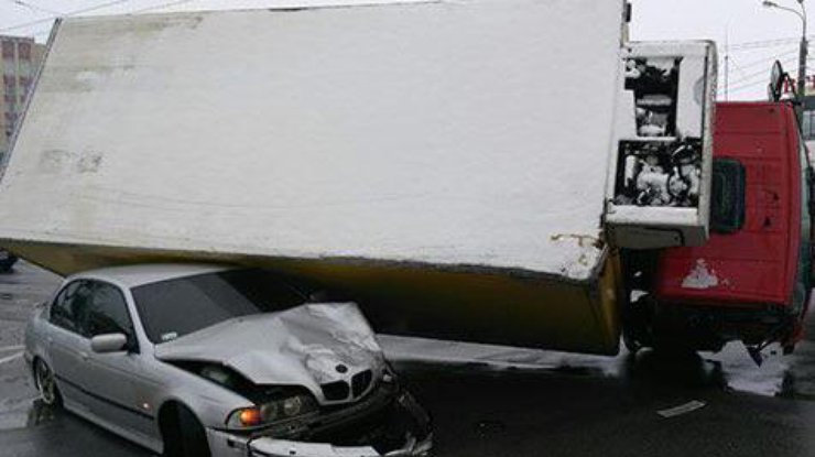 В Виннице грузовик раздавил BMW