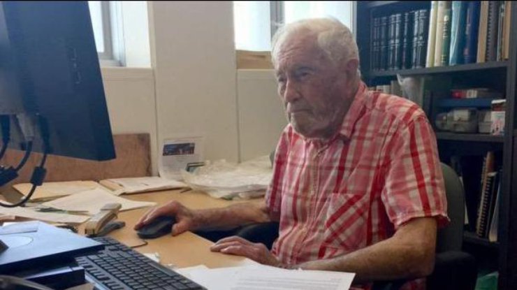 В Австралии 102-летний дедушка добился права работать в университете (фото: ABC)