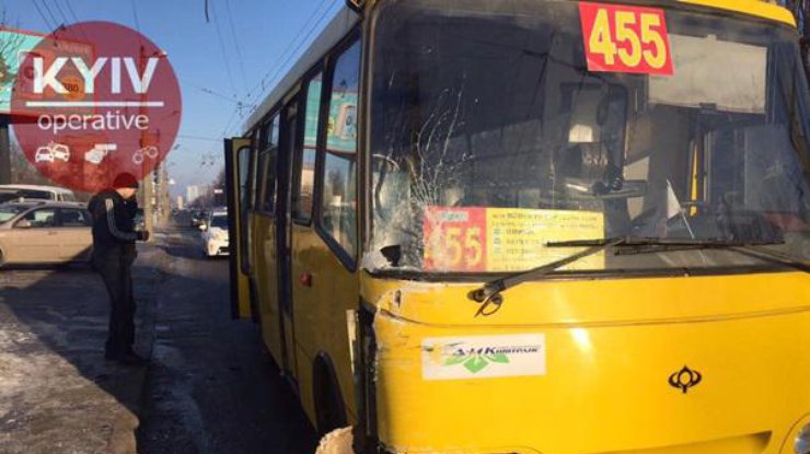 В Киеве микроавтобус протаранил маршрутку с пассажирами