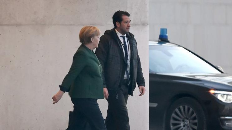 Меркель отправилась за покупками на Рождество под усиленной охраной 