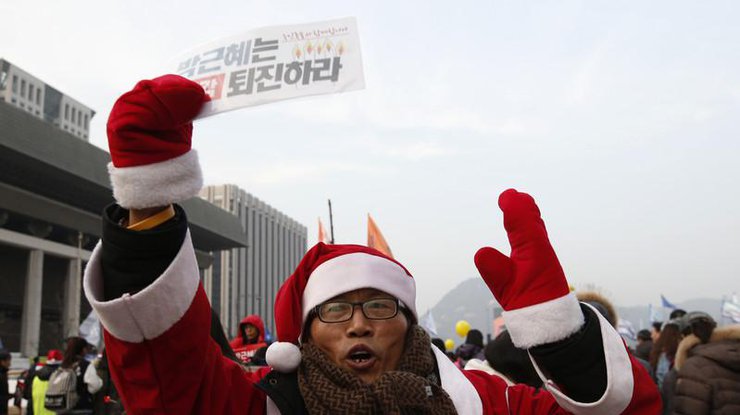 В Южной Корее тысячи Санта-Клаусов требуют ареста президента