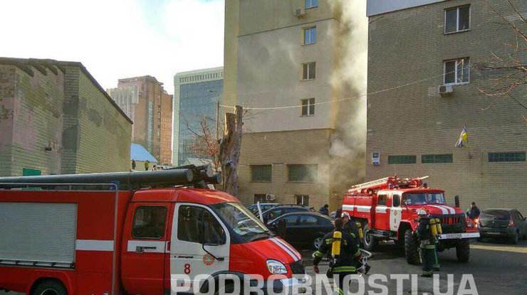 В Киеве масштабный пожар охватил жилой дом. Фото: Евгений Опанасенко