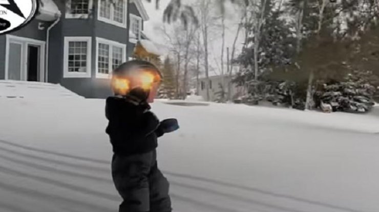 2-летний ребенок поразил профессиональным катанием на лыжах (фото: скриншот) 