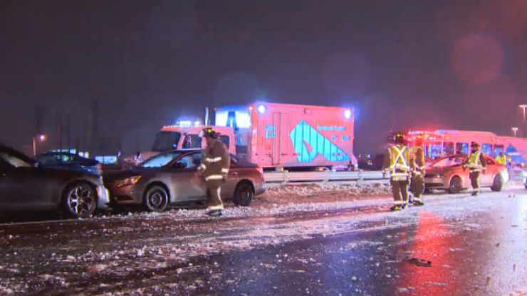 В Канаде столкнулись сразу 30 авто, есть пострадавшие. Фото: CBC