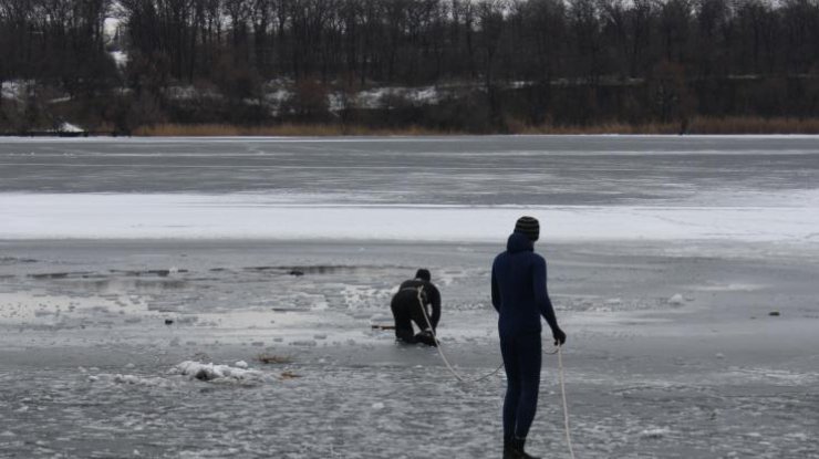 В Запорожье ребенок провалился под лед и погиб (фото: dsns.gov.ua)