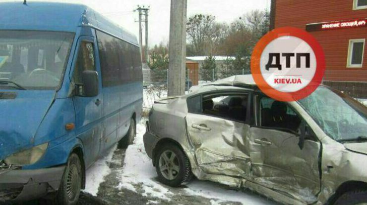 Авария под Киевом: маршрутка на скорости сбила иномарку (фото: dtp.kiev.ua)