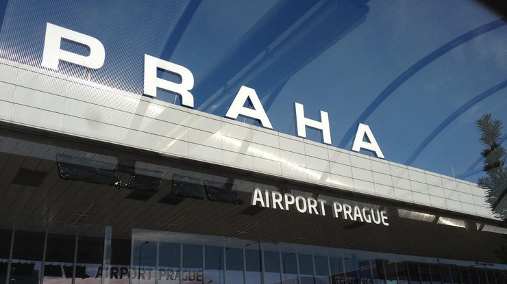 В Праге самолет совершил экстренную посадку из-за бомбы на борту
