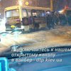 В Киеве маршрутка сбила двух человек и врезалась в столб (фото)