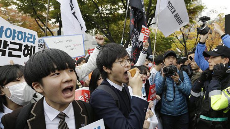 В Южной Корее сотни тысяч людей требуют отставки президента
