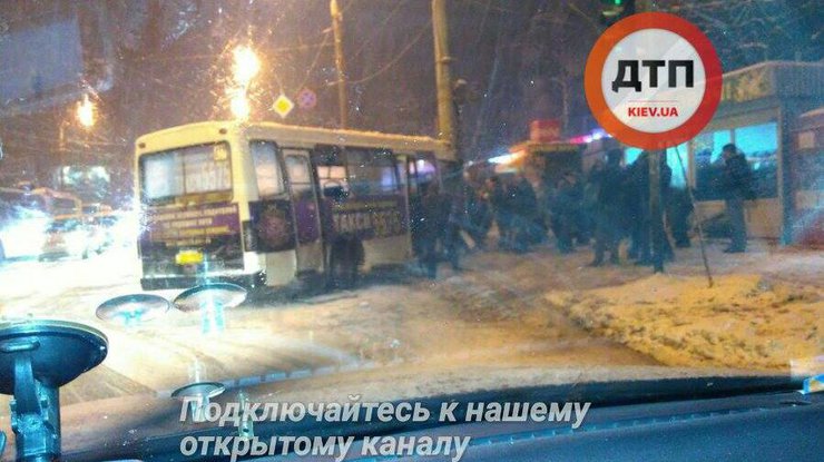 В Киеве маршрутка сбила двух человек и врезалась в столб 