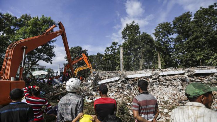 Землетрясение в Индонезии: 97 погибших и сотни раненых