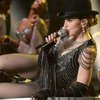 Мадонна запуталась в фате и чуть не упала со сцены (видео)