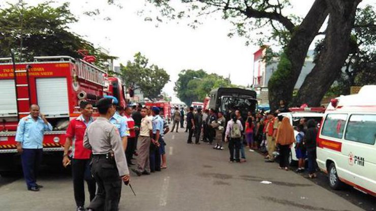 В Индонезии три человека погибли из-за падения самолета на дом