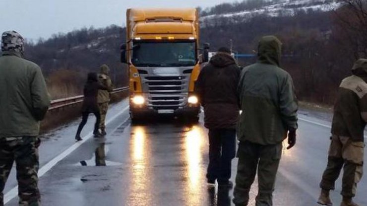 Черновцы присоединились к блокаде фур из России