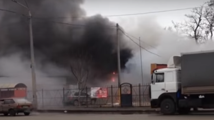 В Одессе пожар на СТО. Кадр из видео