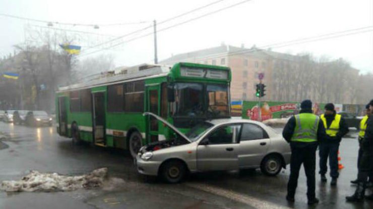 В Харькове три человека пострадали при аварии с троллейбусом