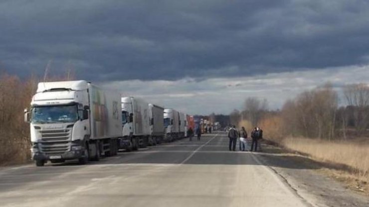 МДвижение российских грузовиков прекратилось