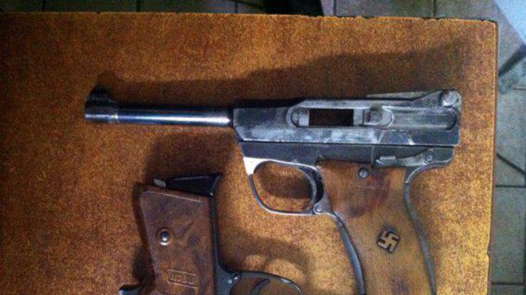 В Одессе выбросили пистолет со свастикой и гранаты