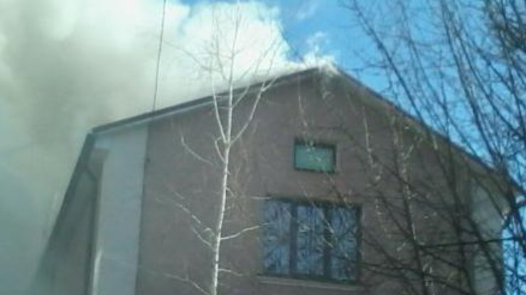 В Киеве горит частный дом