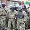 В Киеве толпа забросала камнями "Сбербанк России"