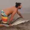 Американец поймал акулу голыми руками для селфи (видео)