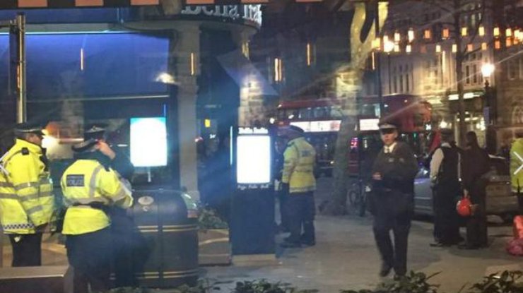 Правоохранители пытаются вступить с преступников в диалог. Фото Sky News