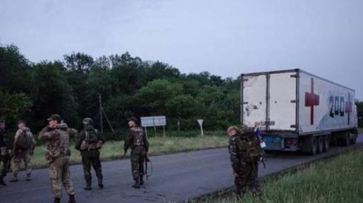 Украинско-российскую границу пересек грузовик с надписью "Груз 200"