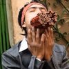 Житель Непала засунул себе в рот 138 карандашей (видео)