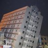 На Тайване три землетрясения обрушили 17-этажный дом (фото)