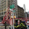 В центре Нью-Йорка упал башенный кран (фото, видео)