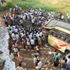 В Индии 37 человек погибли после падения автобуса в реку (фото)
