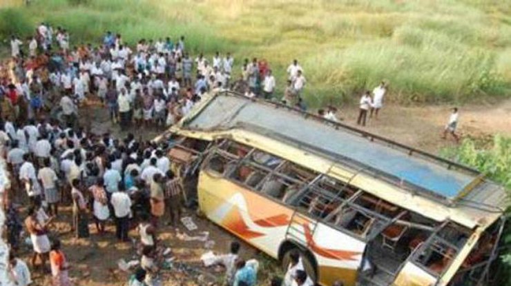 В Индии 37 человек погибли после падения автобуса в реку