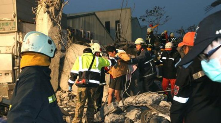 Количество жертв землетрясения на Тайване растет