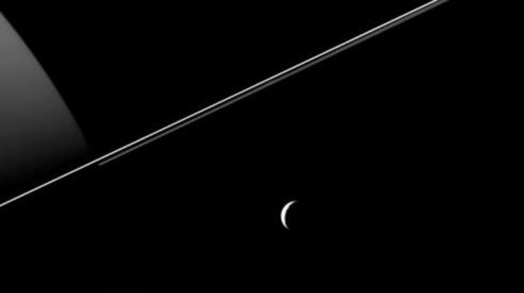 Исследователи миссии Cassini представили новое фото одного из спутников Сатурна