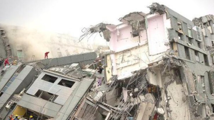 Спасатели эвакуировали из-под завалов обрушившегося 17-этажного дома 213 человек