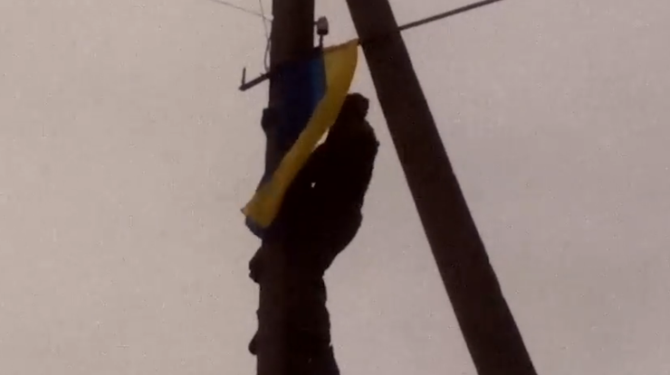 Военные вывесили флаг Украины в Зайцево. Кадр из видео