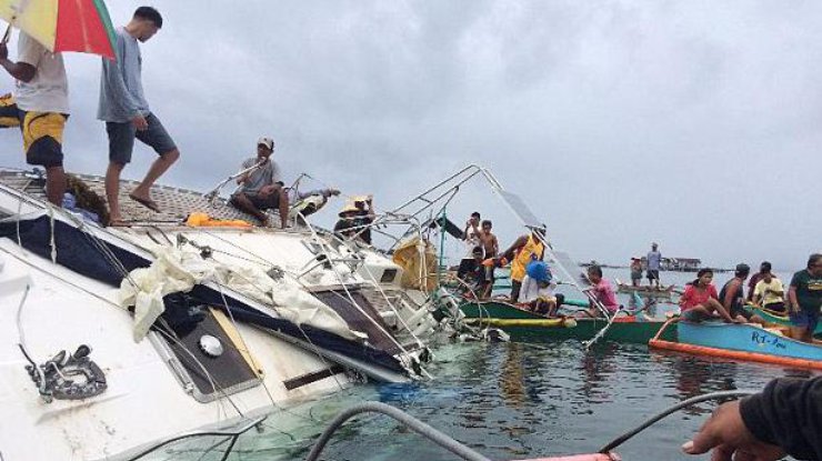 Полузатонувшая яхта была обнаружена у берегов Филиппин