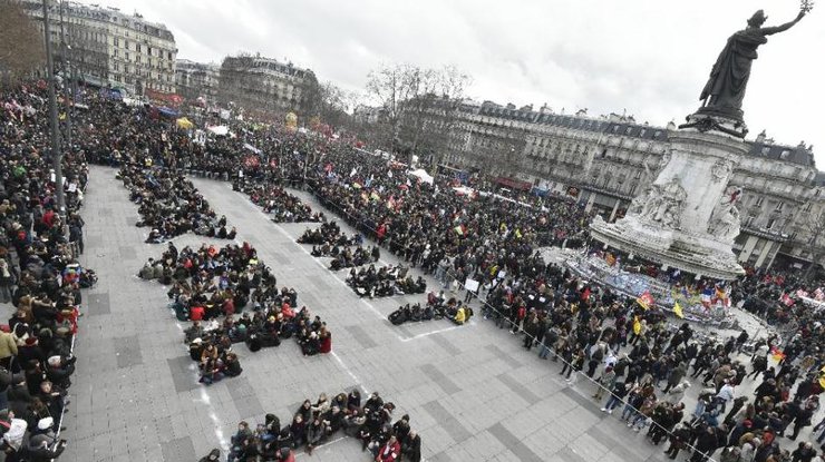 Протестующие выложили на площади Республики слова "Мы стоим большего"
