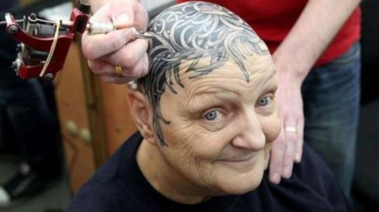 Лысая бабушка с татуировкой