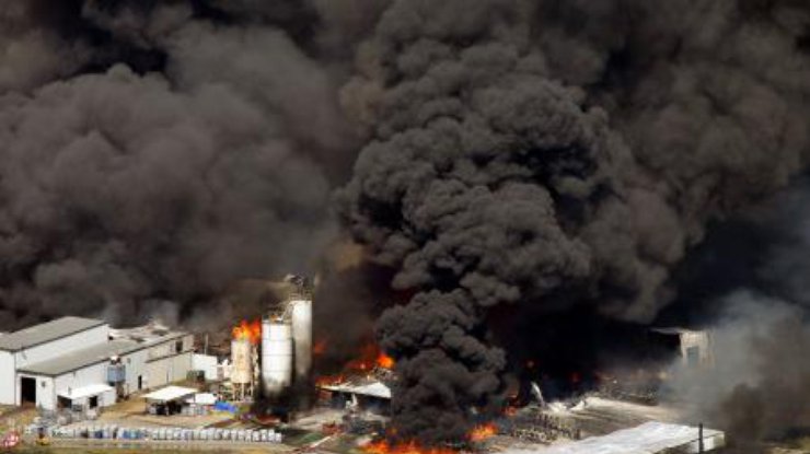 В США горит завод