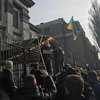 В Киеве митингующие забросали яйцами посольство России (фото, видео)