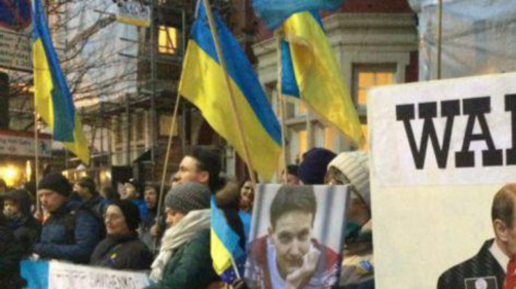 Активисты лондонского Євромайдана скандировали лозунги на английском "Свободу Савченко!"