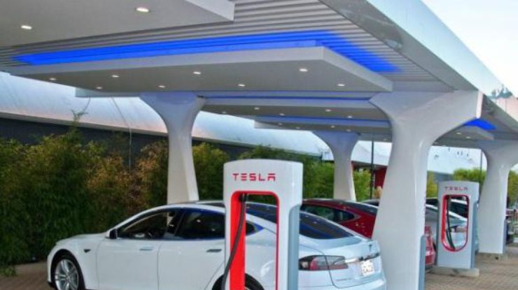 В автокомпании Tesla Motors в этом году откроют пять электрозаправок
