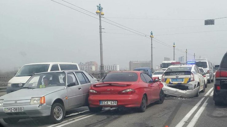  В Киеве патрульная машина попала в аварию на мосту Патона