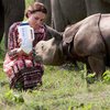 В Индии британские монархи покормили осиротевших носорогов 