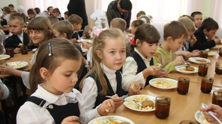 Киеврада взвинтила цены на школьное питание