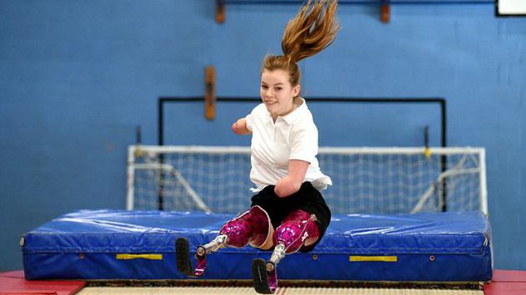 12-летняя британка без рук и ног выиграла соревнования по прыжкам на батуте Фото: SWNS.com